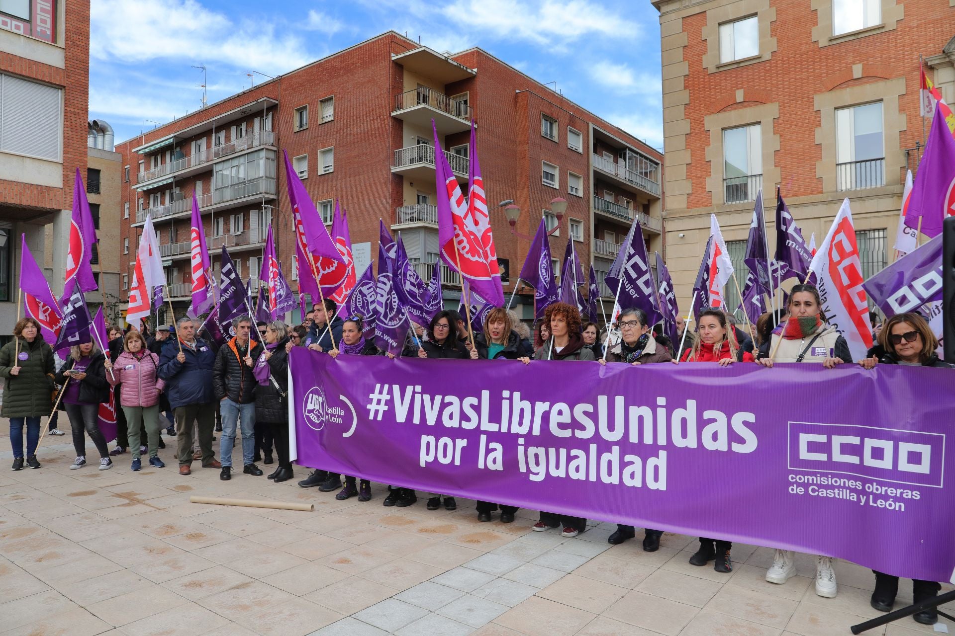 Palencia se tiñe de morado contra la violencia de género