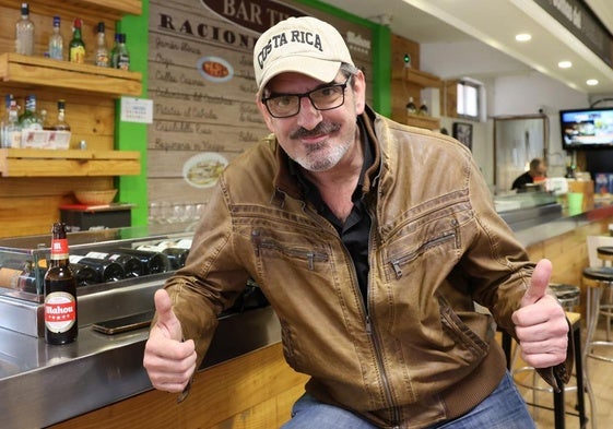 Javier Carballo, de 'Los Pichas', posa en el bar Tívoli, uno de sus favoritos para comer y tapear en su barrio: La Rondilla.