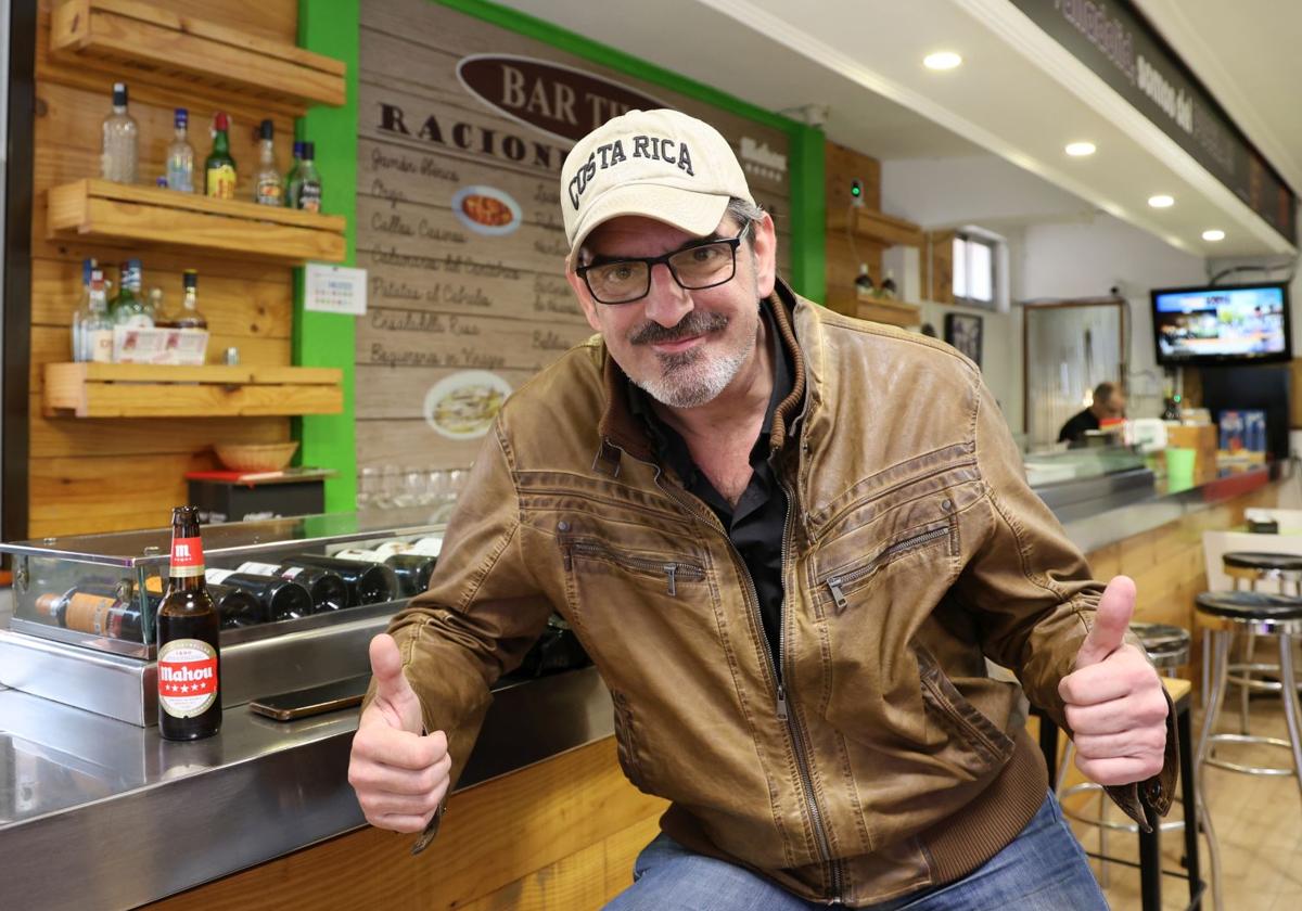 Javier Carballo, de 'Los Pichas', posa en el bar Tívoli, uno de sus favoritos para comer y tapear en su barrio: La Rondilla.