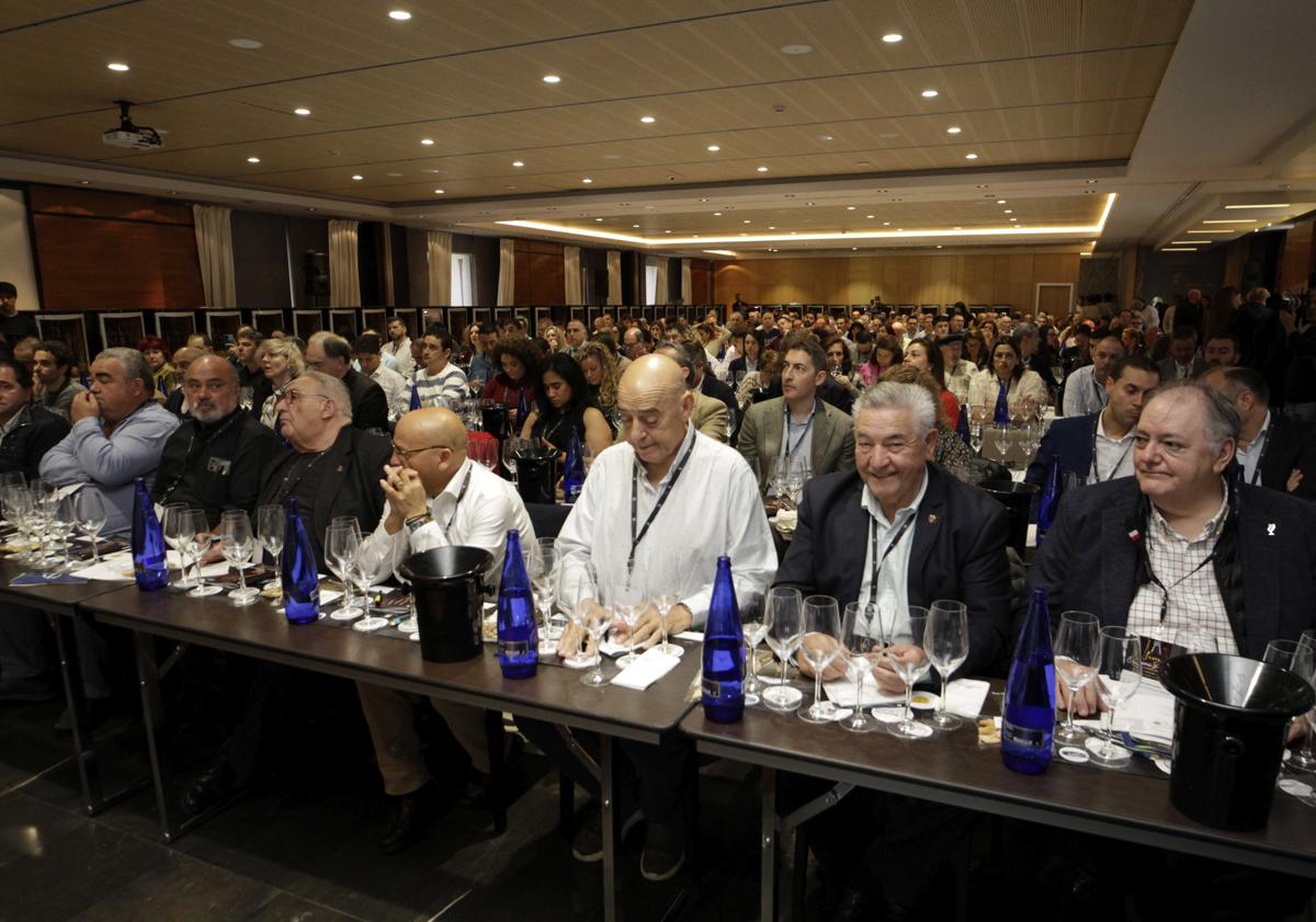 Imagen principal - Algunos de los participantes en la cata.