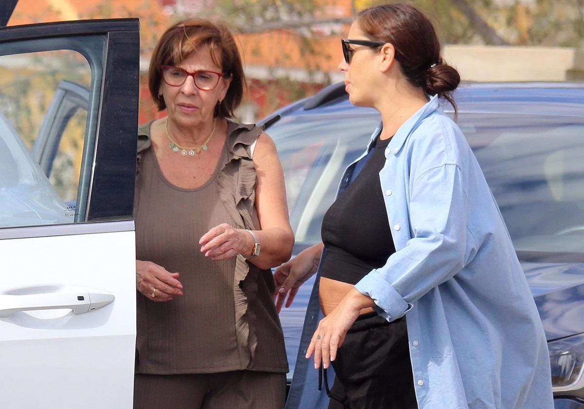 Anabel con su madre 'Merchi', a la salida del hospital.