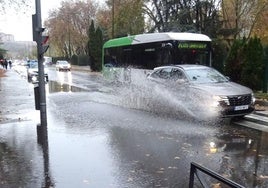 Balsa de agua en la avenida de Medina del Campo, que cortó un carril antes del cruce con el Paseo de Zorrilla.