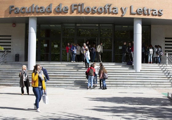 Varios alumnos en la Facultad de Filosofía y Letras, de la Universidad de Valladolid.