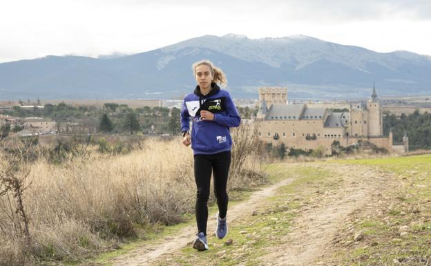 Idaira Prieto durante un entrenamiento con el Alcázar al fondo.