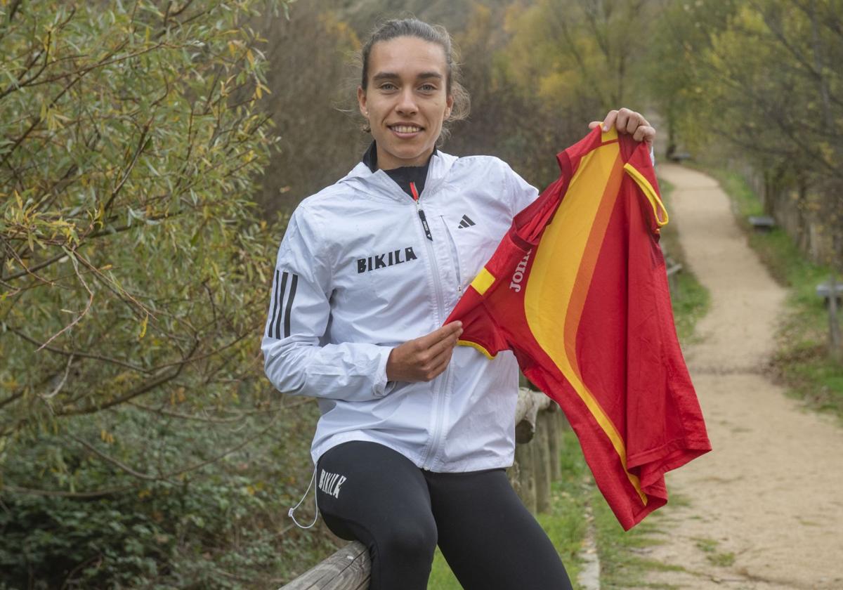 La atleta segoviana Idaira Prieto muestra la camiseta de la selección.