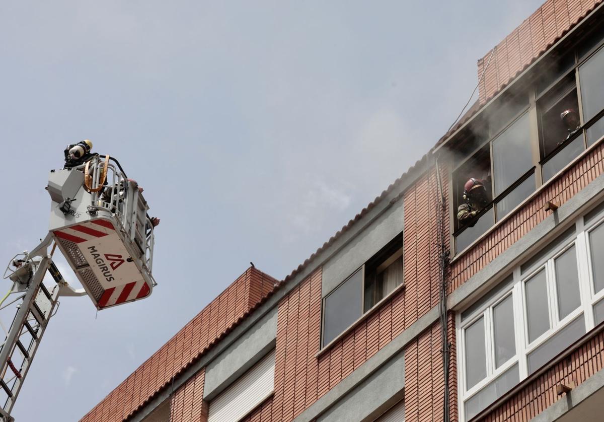 Los Bomberos sofocan un incendio en una vivienda de Valladolid, en una imagen de archivo.