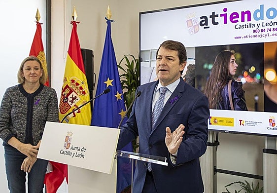 Alfonso Fernández Mañueco e Isabel Blanco, junto al alcalde de Salamanca, en las instalaciones del Centro de Atención a Víctimas de Agresiones Sexuales 'Atiendo'.