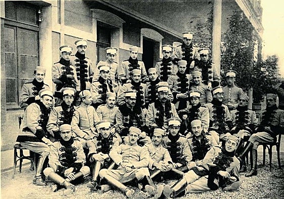Fotografía histórica de una de las promociones de la Academia de Caballería.