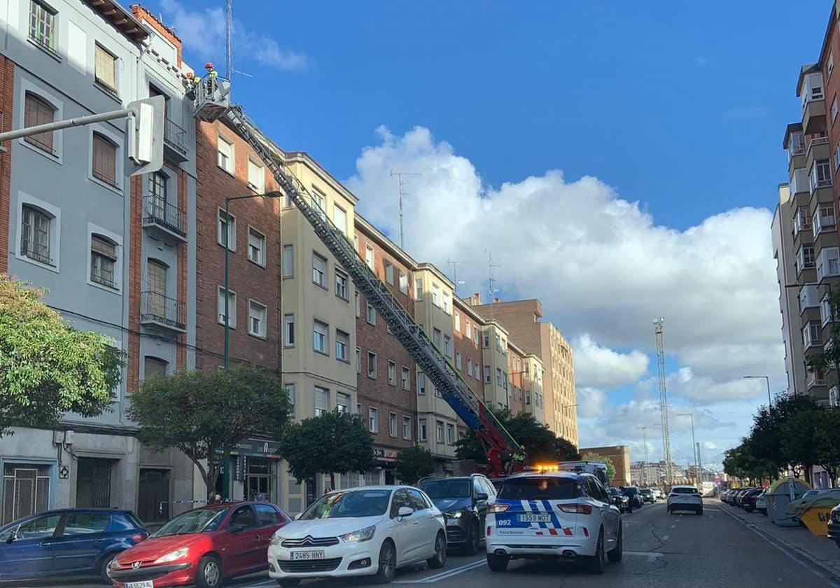 Los bomberos intervienen en la calle Recondo, este lunes por la mañana.