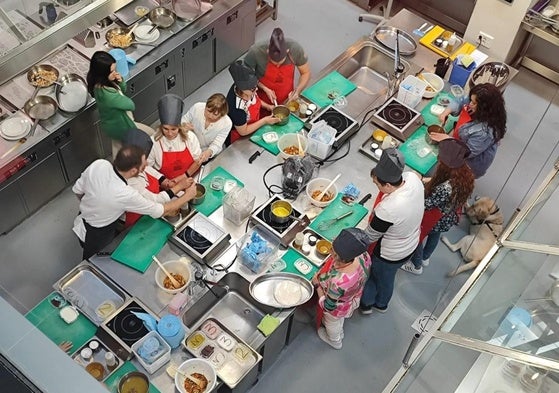 Personas con discapacidad durante la formación en Escuela Internacional de Cocina.