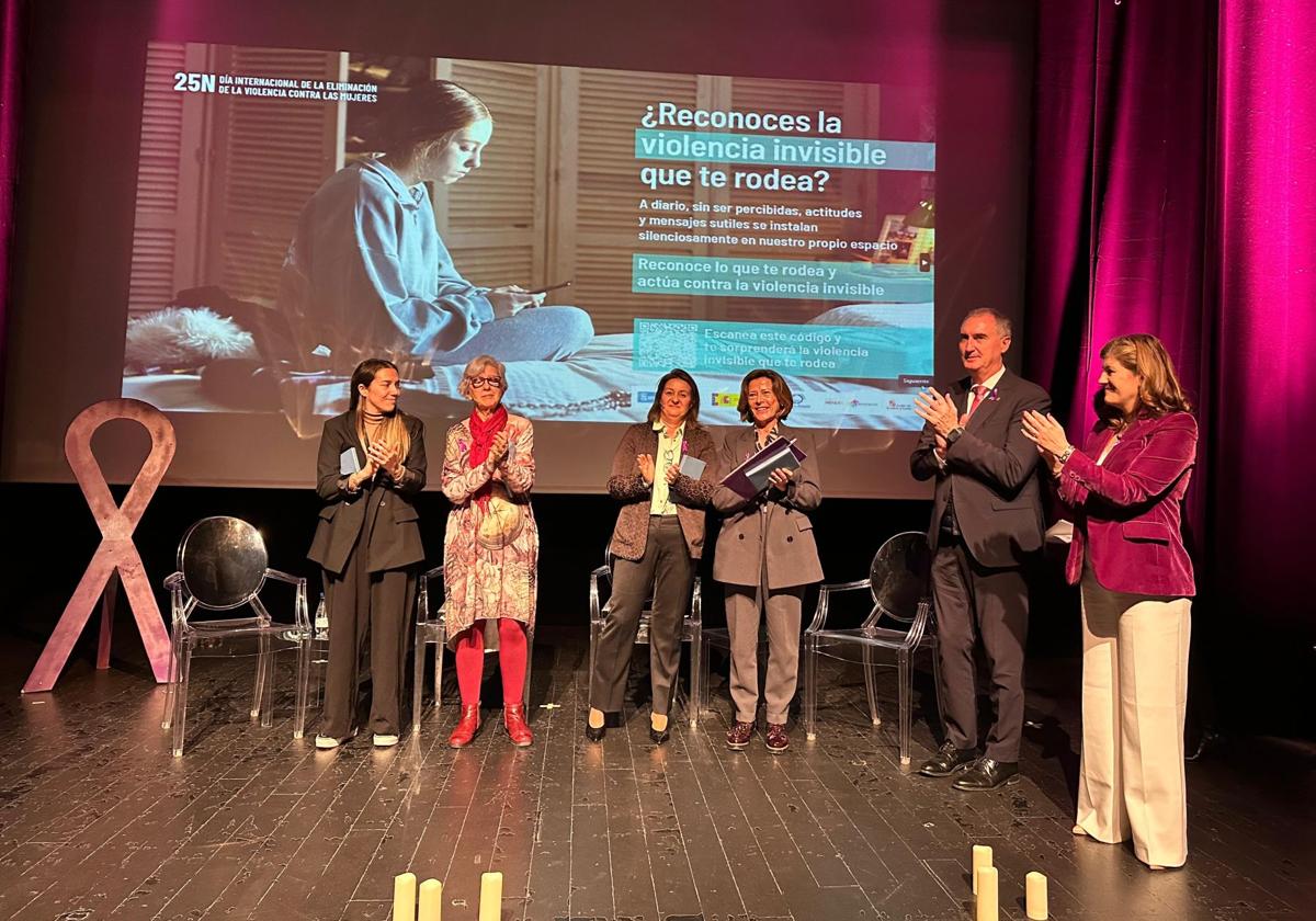 Participantes en el coloquio, junto al alcalde y la concejala de Igualdad.