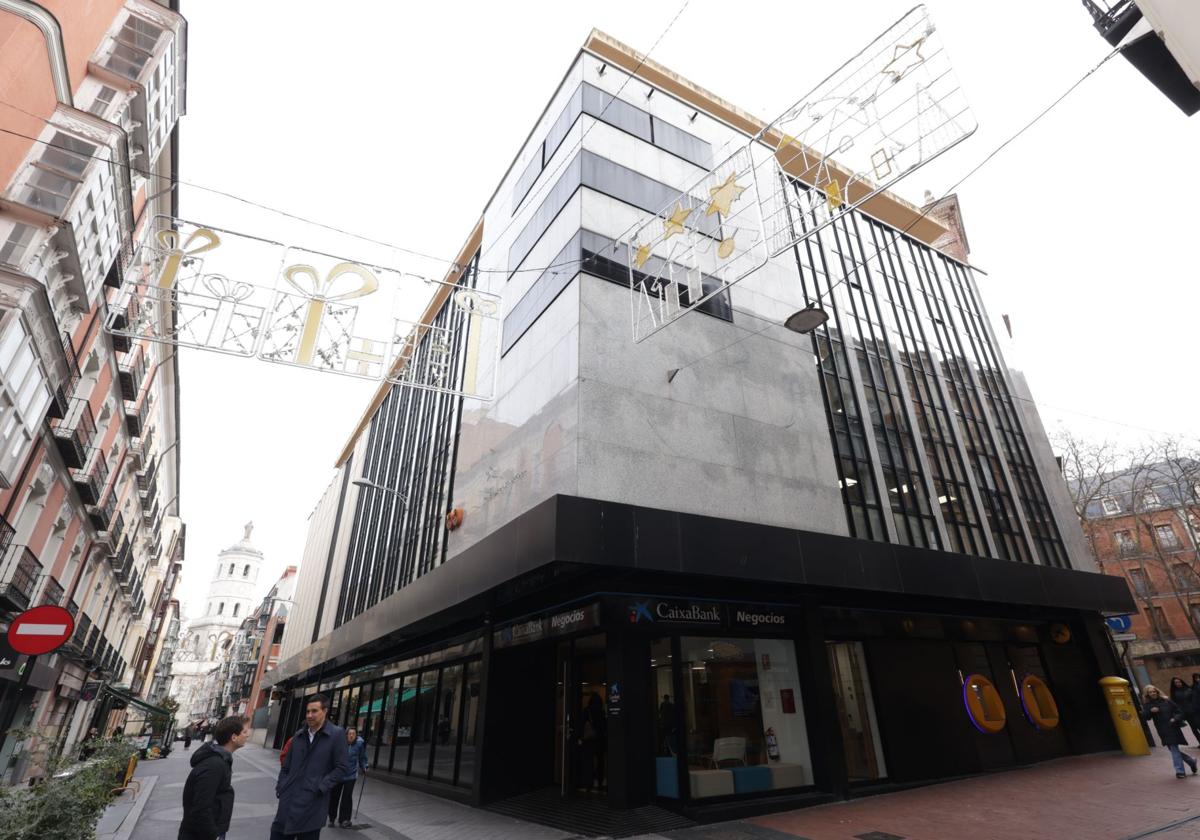 Esquinazo del edificio de CaixaBank de Regalado que acogerá parte del jardín vertical.