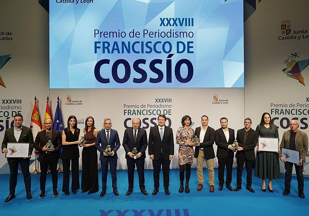 Los galardonados con los XXXVIII Premios de Periodismo Francisco de Cossío posan junto al presidente de la Junta, Alfonso Fernández Mañueco.