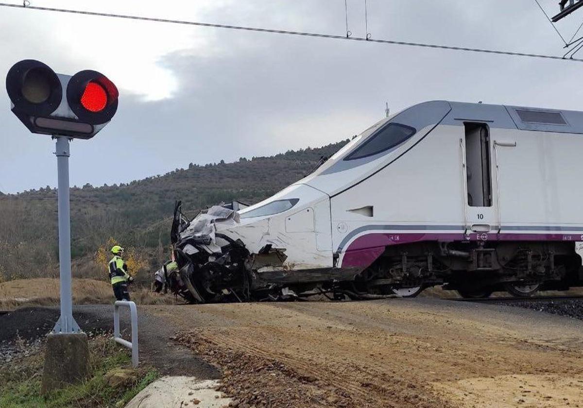 Estado en el que han quedado el Alvia y el vehículo tras el accidente.