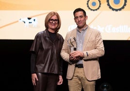 Ángel Fernando San Juan recibió su premio de manos de María José Rivera, directora de Relación con Grupos de Interés de Unicaja.