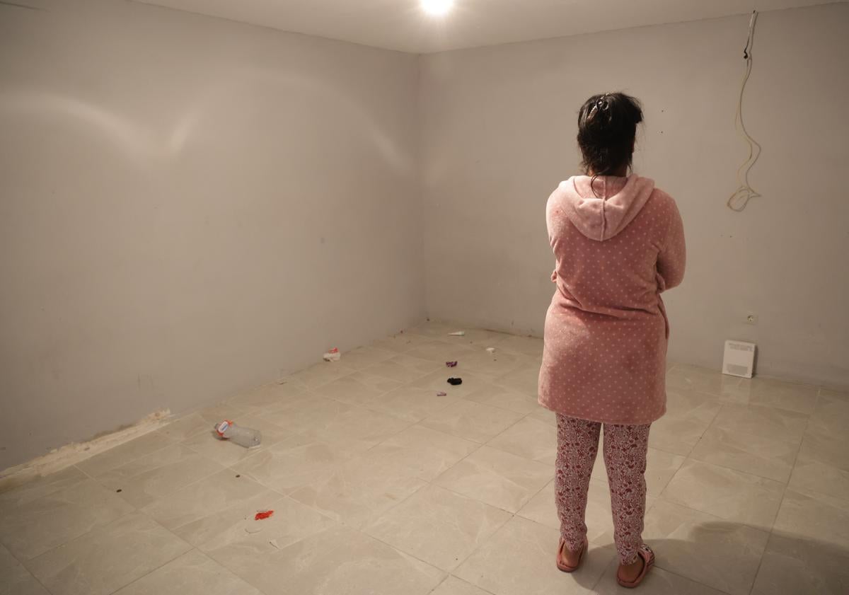 Imagen principal - Verónica muestra el interior de la vivienda, ya vaciada, antes del desahucio.