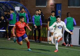 Chasco pone un centro desde la banda en el partido de Copa ante el Astur.