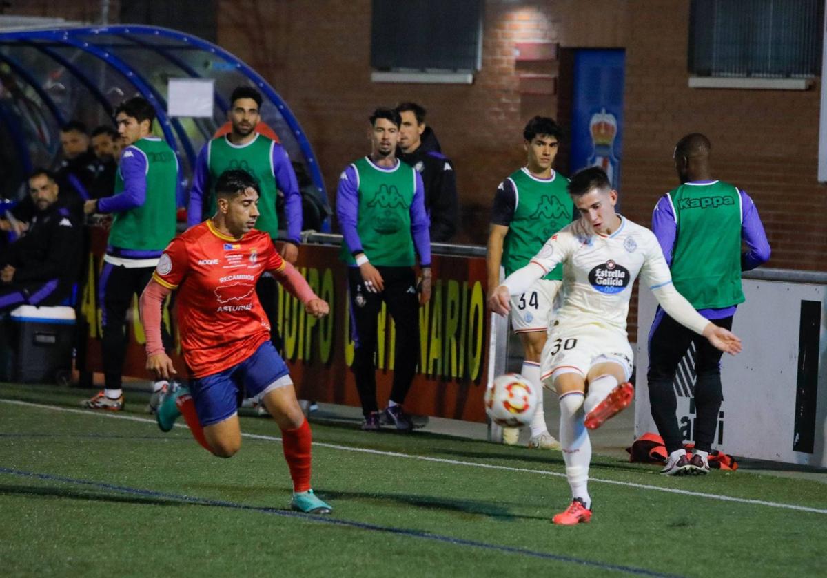 Chasco pone un centro desde la banda en el partido de Copa ante el Astur.