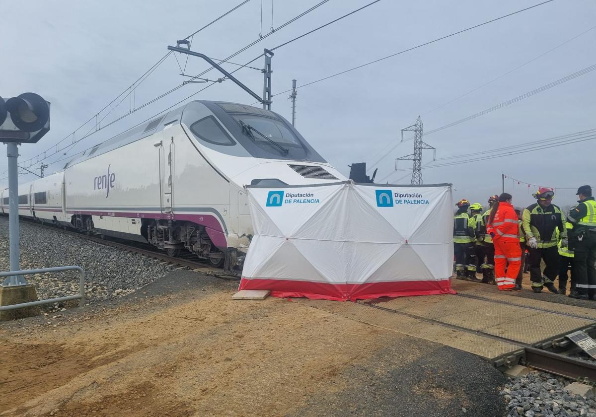 Guardia Civil y equipos sanitarios trabajan en el lugar del accidente.