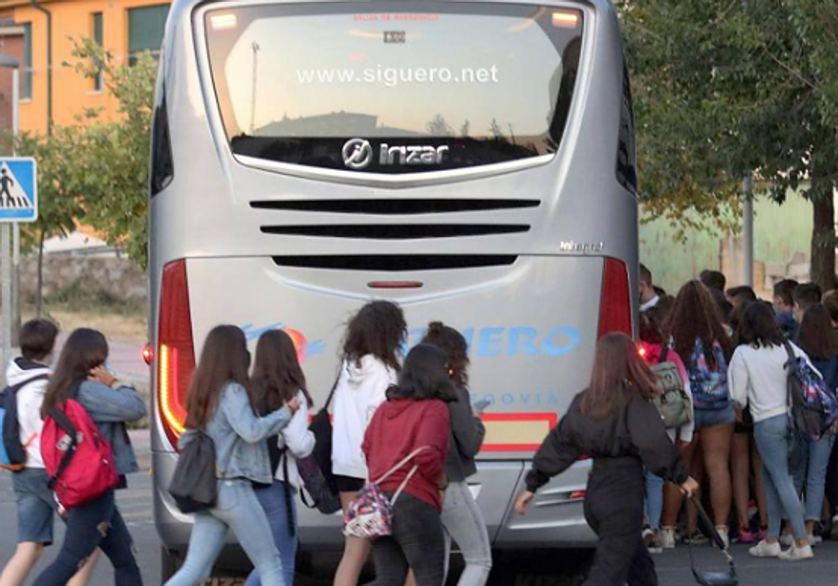 Alumnos se disponen a coger un autobús escolar, en una imagen de archivo.