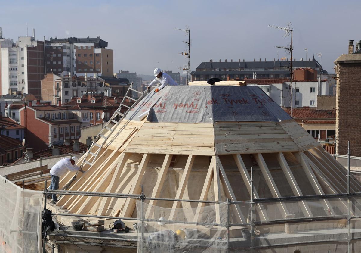 Trabajos de reconstrucción de la cúpula de la Vera Cruz.