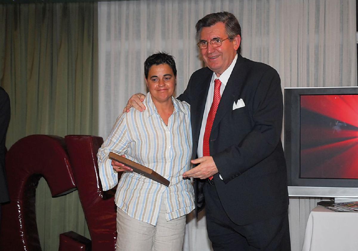 Jesús Cossío, en una entrega de premios junto a la árbitra María José Varela.