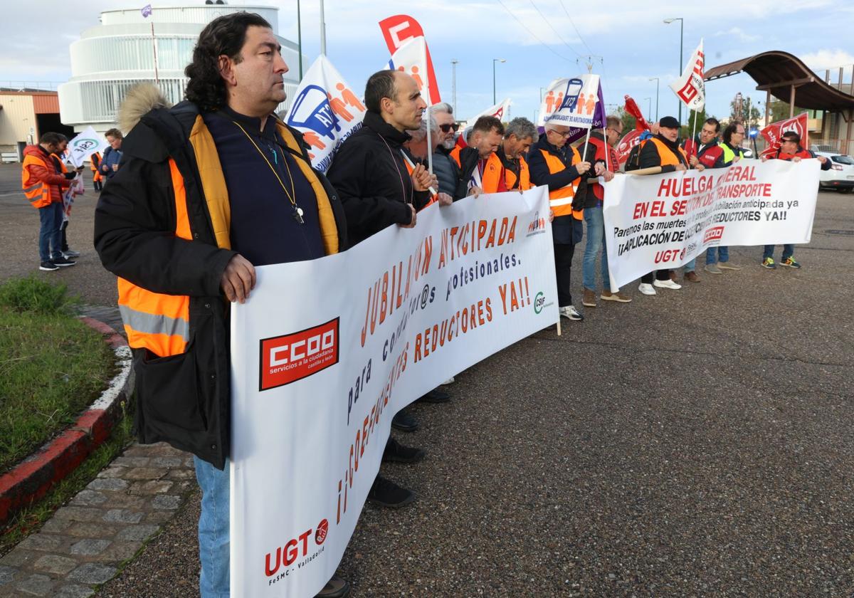 El presidente del Comité de Empresa de Auvasa, Arturo Barrull, en primer término durante la huelga del 28 de octubre.