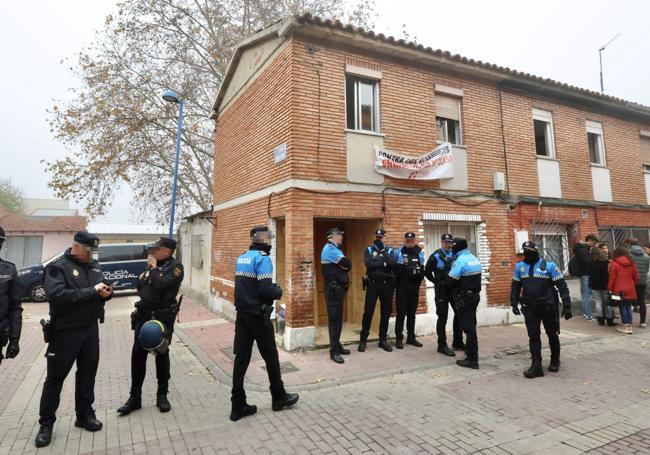 Despliegue policial en torno a la vivienda de Verónica Hernández en el Barrio España.