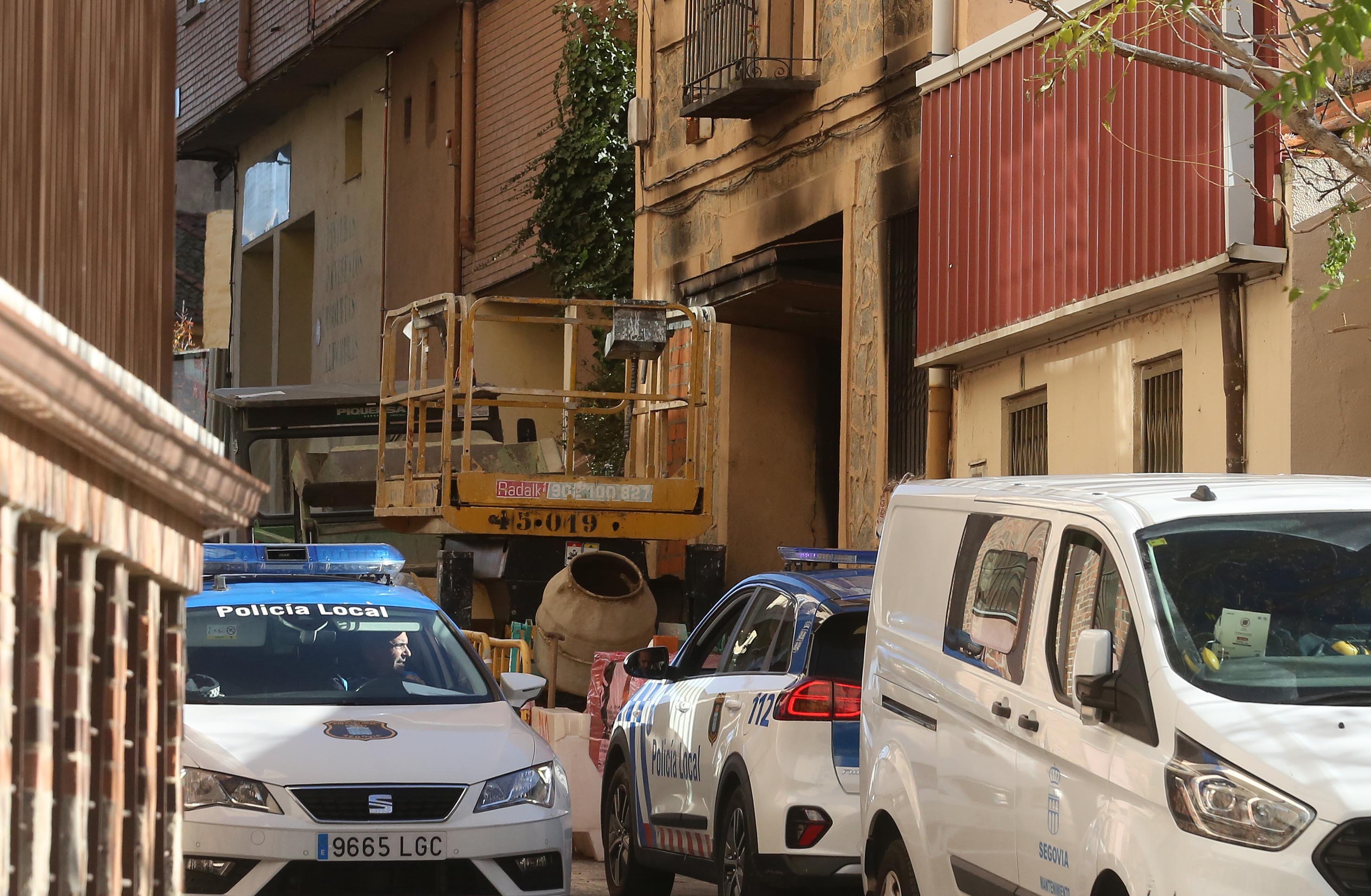 Trabajos para tapiar la casa okupa de la calle Velódromo.
