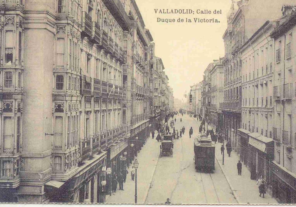 Uno de los tranvías de Valladolid estacionado frente a la estación de trenes.