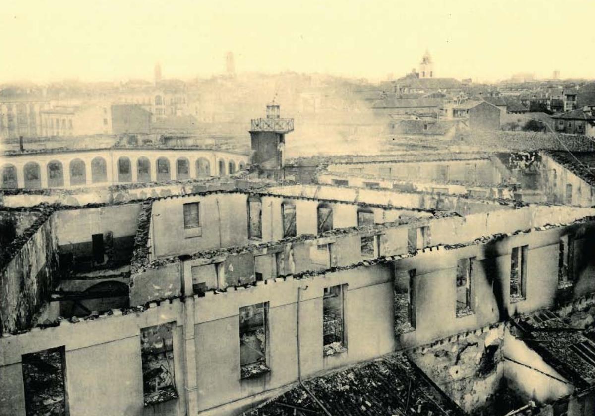 Estado del edificio después del incendio ocurrido el 26 de octubre de 1915.