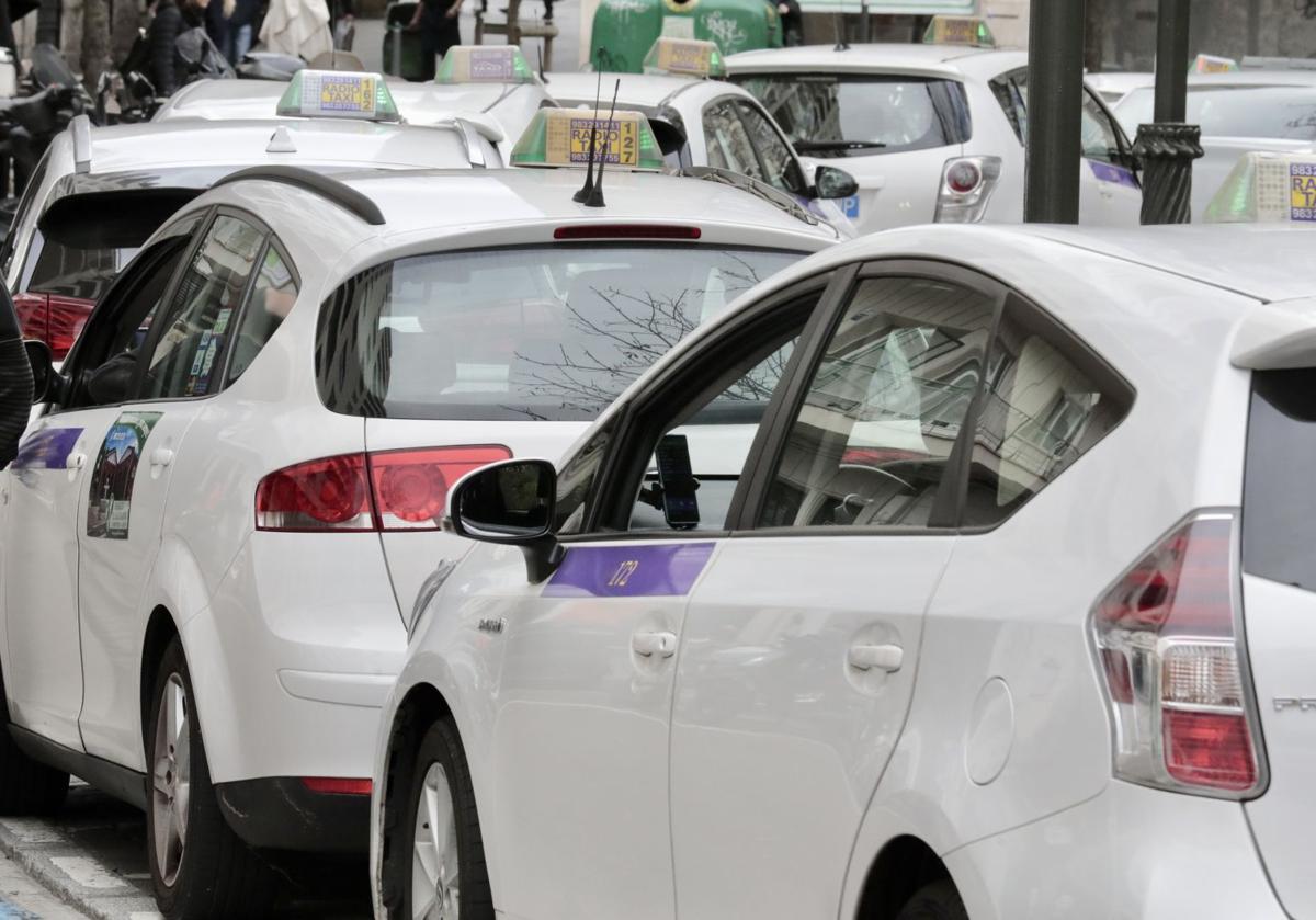 Imagen de archivo de taxis en Valladolid.