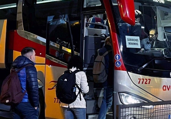 Viajeros suben a un autobús en la estación de Segovia durante los servicios mínimos de la huelga anterior.