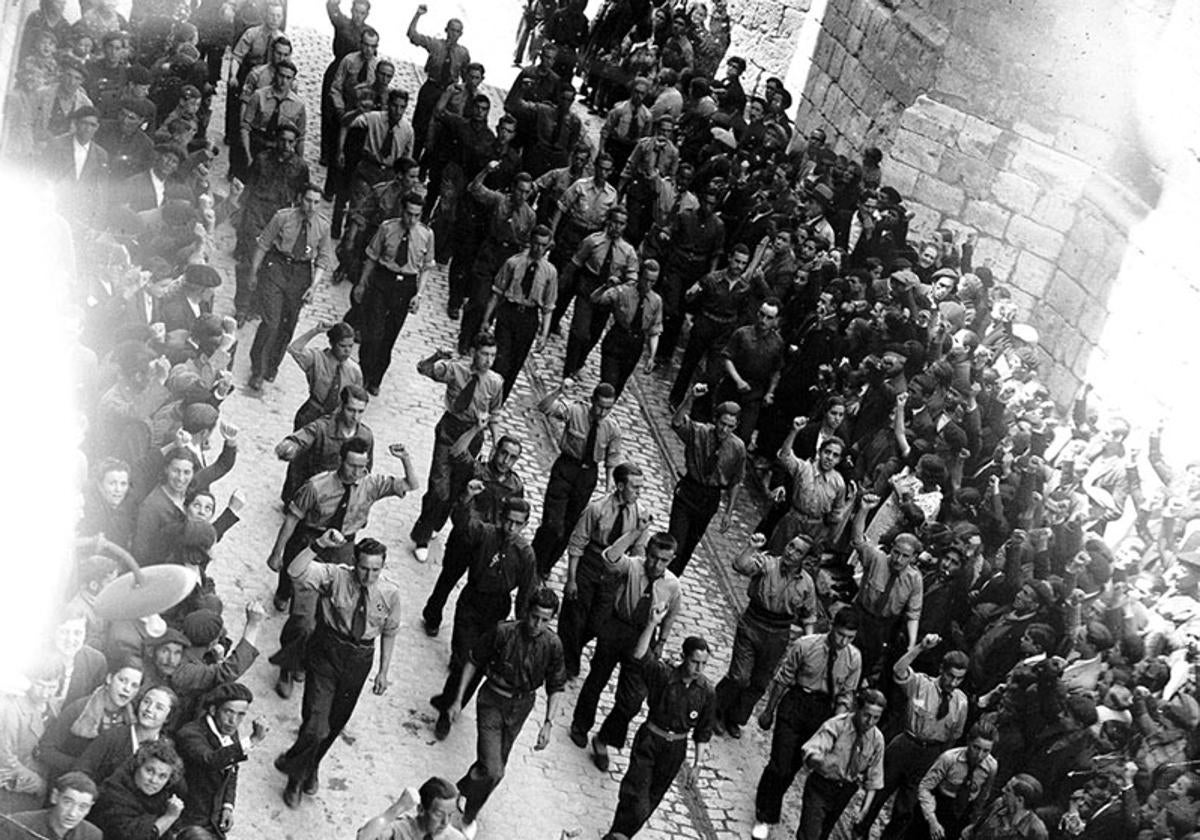 Manifestación obrera en las calles de Valladolid durante la Segunda República.