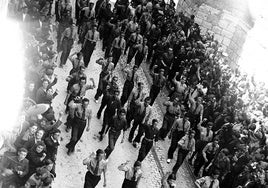 Manifestación obrera en las calles de Valladolid durante la Segunda República.