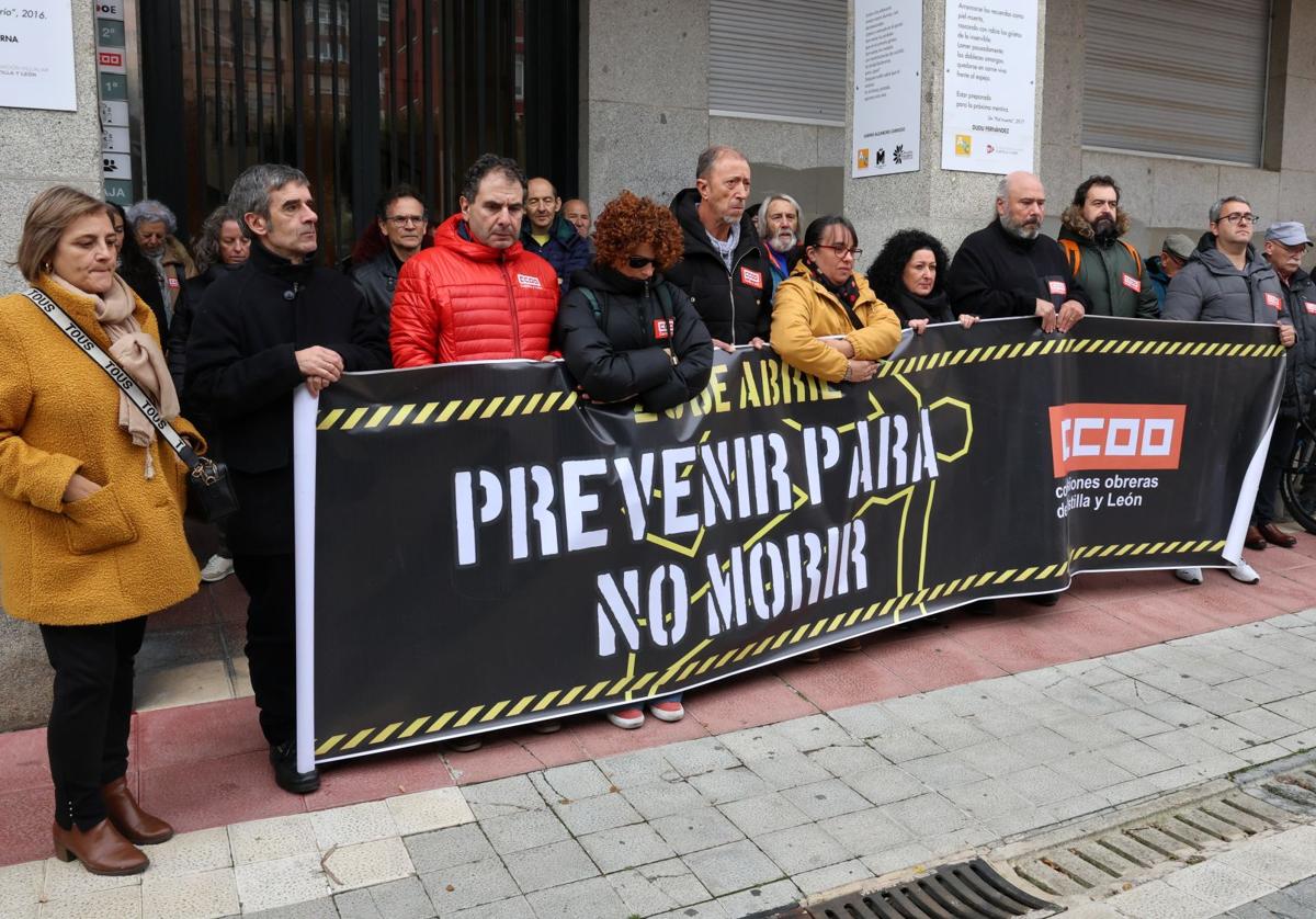 Concentración en señal de duelo convocada por CC OO en la Plaza de los Juzgados.