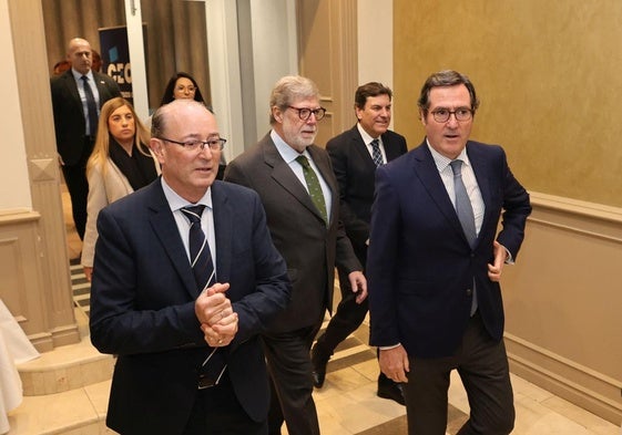 Carrasco, con Aparicio y Garamendi, y detrás el consejero Carriedo, a la llegada al hotel Castilla Vieja.