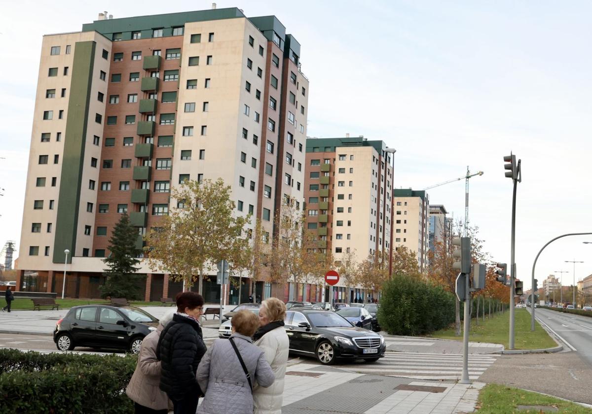 Edificio del paseo del Arco de Ladrillo, a la izquierda, donde tiene su sede PwC en Vallladolid.