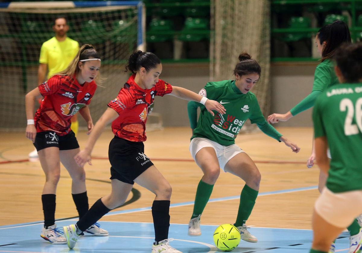 Jugada del partido de la Copa de la Reina disputado este martes.