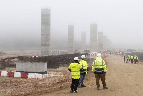 Las obras de la A-11 entre Tudela y Olivares, hace un año, durante la visita del ministro de Transportes, Óscar Puente.