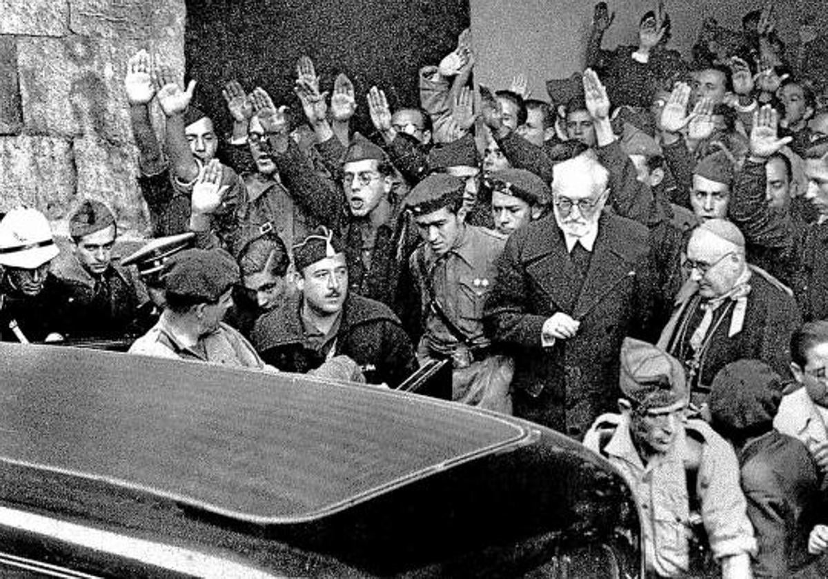 Miguel de Unamuno a la salida del Paraninfo de la Universidad de Salamanca tras su enfrentamiento con Millán Astray, el 12 de diciembre de 1936.