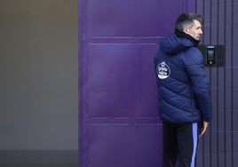 Paulo Pezzolano, en la puerta de acceso a los vestuarios tras la sesión de entrenamiento del Real Valladolid del pasado lunes.