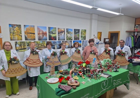 Los voluntarios de la asociación con las campanas artesanales de Navidad