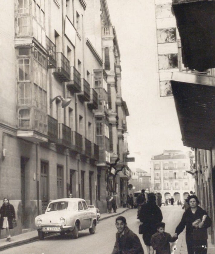 Imagen secundaria 2 - Arriba, colas para entrar en el supermercado el primer día de su apertura. Abajo, anuncio de su futura instalación y la calle de la Pasión, donde se abrió, en los años 60.