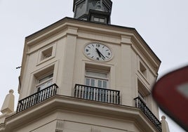 Reloj del edificio de la sucursal del Santander en la calle Duque de la Victoria.