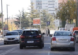 Los vehículos circulan con normalidad por la avenida de Miguel Ángel Blanco antes del aparcamiento de la plaza del Milenio.