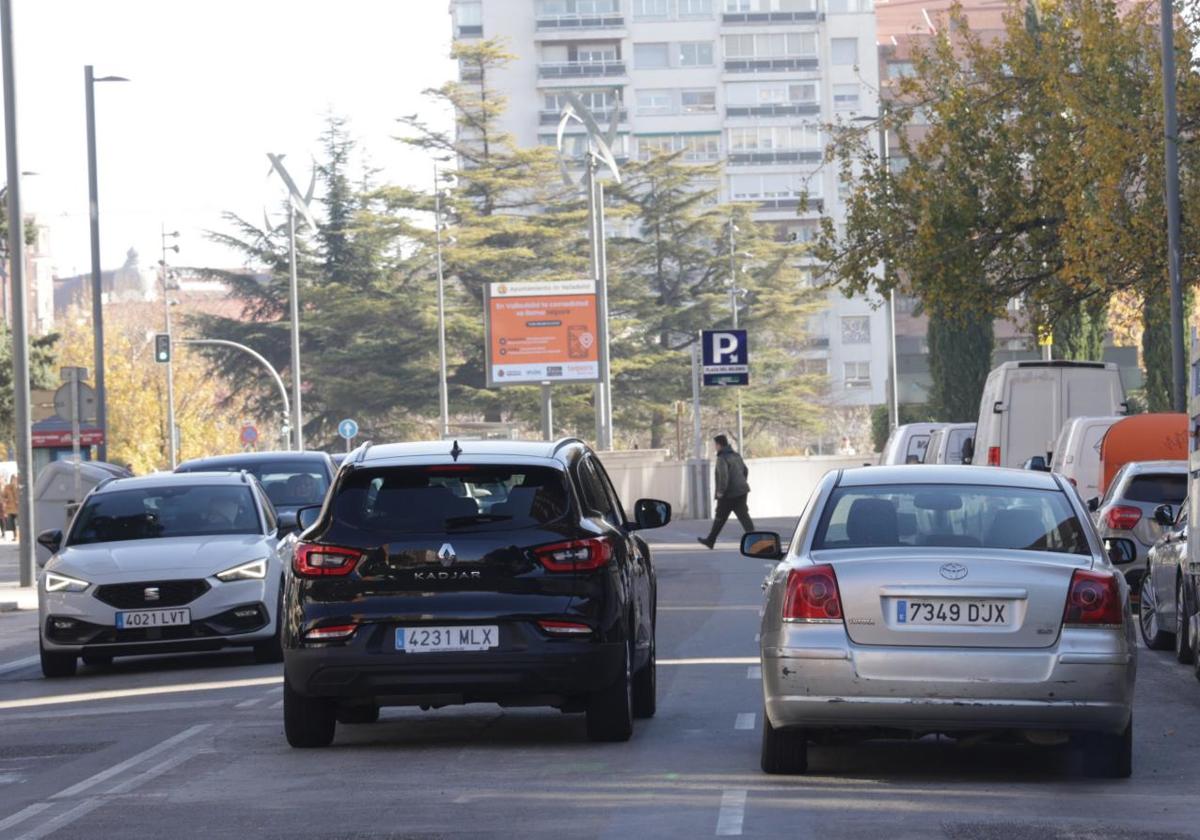 Los vehículos circulan con normalidad por la avenida de Miguel Ángel Blanco antes del aparcamiento de la plaza del Milenio.