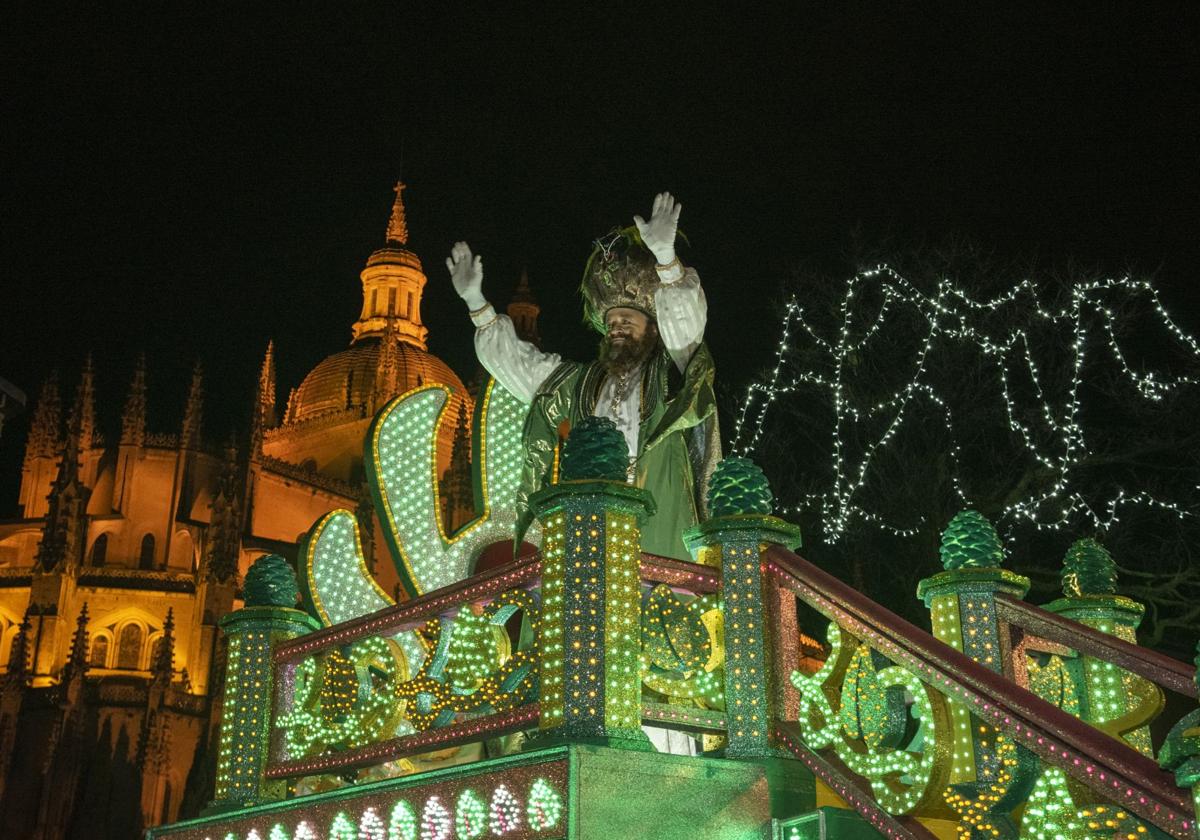 El rey Gaspar, en una de las carrozas alquiladas para la cabalgata del pasado año.