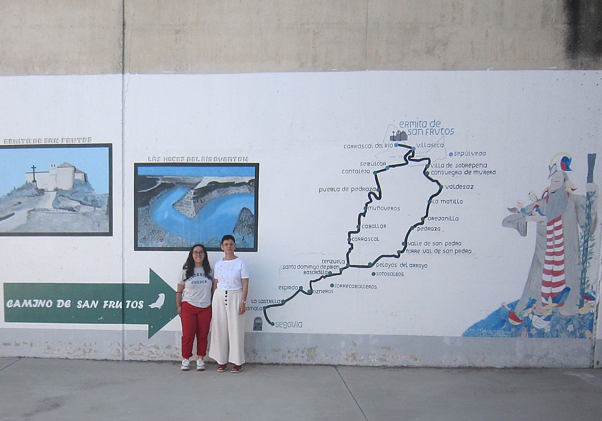 El equipo de la Fundación Horizontes Abiertos que ha coordinado la iniciativa frente al muro con el mapa del Camino de San Frutos.