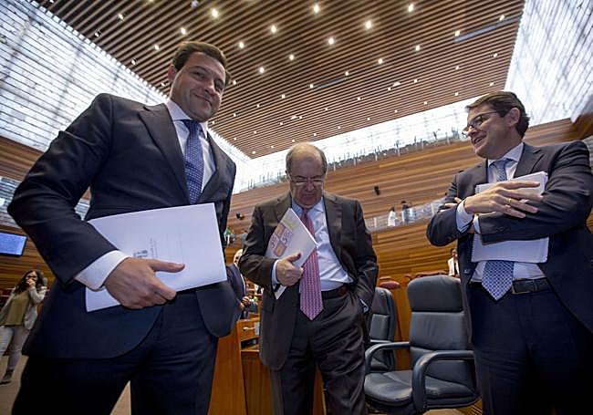 Raúl de la Hoz, con Juan Vicente Herrera y Alfonso Fernández Mañueco, en 2017 etapa en la que fue ascendido a portavoz del PP en las Cortes.